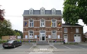 Scène d'Awans avec rue animée et bâtiments typiques pour services de vidange Awans, mêlant histoire et modernité.