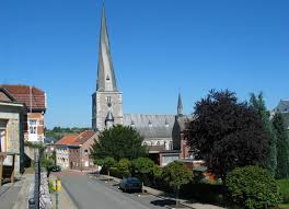 Rue centrale de Baelen avec entreprise de vidange visible, enseigne Vidange Baelen en avant-plan et maisons traditionnelles