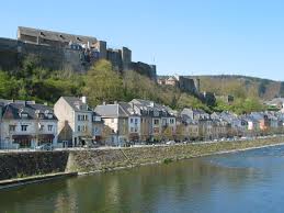 Vidange Bouillon, vue sur le château médiéval dominant la Semois, architecture pittoresque et rues pavées historiques