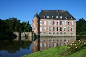 Vue du château médiéval, symbole du patrimoine local, pour la requête Vidange Braine-le-Château, sous un ciel bleu limpide