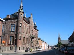 Centre-ville de Brugelette avec église en pierre et rues pavées Vidange Brugelette intégrée au paysage urbain