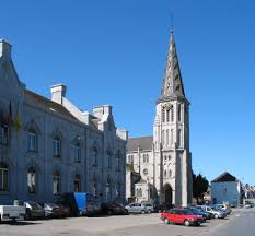 Scène urbaine à Cerfontaine avec bâtiments typiques, idéal pour services Débouchage Cerfontaine et aide locale rapide.