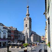 Centre de Chimay avec ses maisons en briques rouges, parfait pour une vidange Chimay dans un cadre historique.