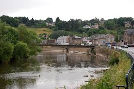 Vue du centre de Comblain-au-Pont avec ses maisons en pierre, idéal pour services de vidange Comblain-au-Pont.