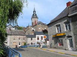 Vue d'une rue animée de Couvin, Belgique, avec un bâtiment historique, parfait pour le service de Vidange Couvin.