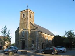 Centre-ville d'Érezée avec bâtiments en pierre et rues pavées. Vidange Érezée service local pour vos besoins d'entretien.