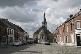 Rue de Froidchapelle avec entreprise de débouchage, maisons en briques et nature environnante, Débouchage Froidchapelle.