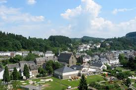 Vue de Houffalize avec charmante rue étroite et bâtiments typiques en pierre, parfaite pour la perspective Vidange Houffalize