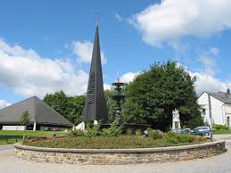Scène urbaine avec l'église Saint-Pierre, représentant le service Débouchage Libramont-Chevigny dans un cadre typique de la ville