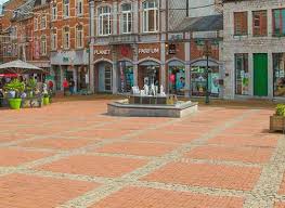 Rue animée de Marche-en-Famenne avec bâtiments historiques, idéale pour promouvoir le service Vidange Marche-en-Famenne.