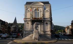 Vue aérienne de Pepinster montrant une rue animée, idéale pour une vidange Pepinster avec maisons typiques et commerces.