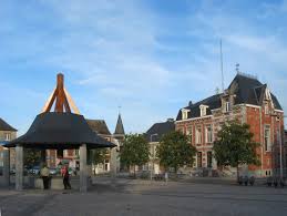 Rue animée de Philippeville avec camion de vidange, architecture traditionnelle et passants, Vidange Philippeville