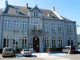 Vue pittoresque de Profondeville avec une rue animée, idéale pour un service de Débouchage Profondeville efficace.