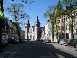 Vue de la Place Colbert avec ses belles façades historiques à Rochefort, scène de débouchage professionnel en cours
