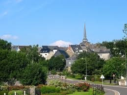 Vue d'une rue pittoresque de Saint-Vith avec des entreprises locales de débouchage en activité, Débouchage Saint-Vith