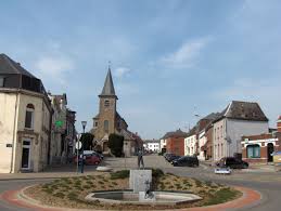 Vue pittoresque du centre-ville de Sivry-Rance avec artisan local en service de débouchage et ruelles charmantes.