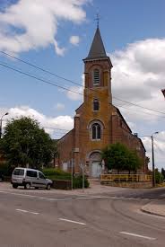 Débouchage Somme-Leuze devant la mairie avec ses briques rouges typiques et le clocher distinctif en arrière-plan