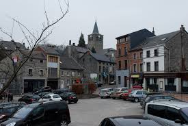 Camion de vidange à Sprimont devant l'église Saint-Martin, rue pittoresque et typique de cette ville belge paisible.