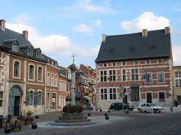 Vue aérienne de Theux avec l'église Saint-Hermès, soulignant le service Vidange Theux en centre-ville dynamique