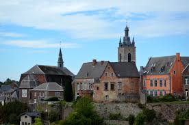 Vue de Thuin avec ses ruelles pavées et maisons anciennes, illustrant le service de Débouchage Thuin local.