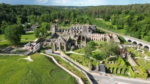 Débouchage Villers-la-Ville avec vue sur le pittoresque abbaye et ses jardins entourés de végétation luxuriante