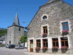 Vue pittoresque de Vresse-sur-Semois avec ses chalets typiques, lieu de services professionnels tels que le débouchage.