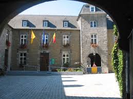 Rue pittoresque d'Yvoir avec véhicules pour vidange et bâtiments anciens Vidange Yvoir services de qualité locale