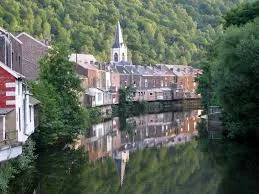 Vue d'une rue animée de Chaudfontaine avec un van de Débouchage Chaudfontaine garé, typique architecture locale en arrière-plan