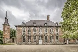 Canal historique et architecture typique avec services de vidange Courcelles en arrière-plan