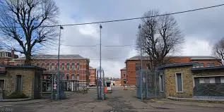 Vue de Herstal avec station-service et voitures, scène typique pour Vidange Herstal, entre immeubles et rues animées