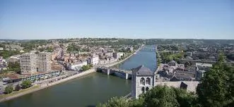 Vue sur la collégiale Notre-Dame de Huy, idéale pour ceux recherchant un service de vidange à Huy dans un cadre historique.