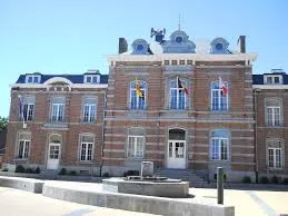 Rue centrale de Jemeppe-S-Sambre lors d'un débouchage d'égouts, montrant l'architecture locale typique et le paysage urbain.