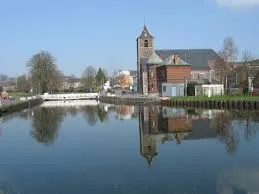 Vue sur la Place Communale de La Louvière avec des bâtiments anciens et modernes Vidange La Louvière en fond urbain.