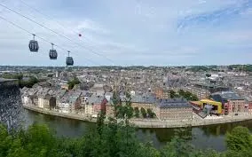 Scène urbaine de Namur avec un camion de débouchage devant la citadelle emblématique lors d'une intervention de débouchage Namur.