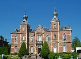 Scène urbaine d'Ottignies-La-Neuve avec bâtiments typiques, idéale pour le service de débouchage dans cette ville belge.