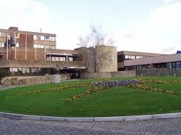 Place de Sambreville avec bâtiments typiques et services de vidange locaux, capture de la vie urbaine quotidienne dynamique