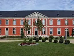 Scène de rue animée à Seraing avec camions de vidange, architecture typique et habitants vaquant à leurs activités quotidiennes.
