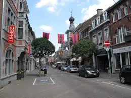 Débouchage Visé canal à l'ombre d'un pont en pierre typique reliant deux quartiers de la ville dans un cadre urbain pittoresque