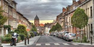 Scène urbaine à Woluwe Saint Pierre montrant une rue typique où le service de débouchage est indispensable.